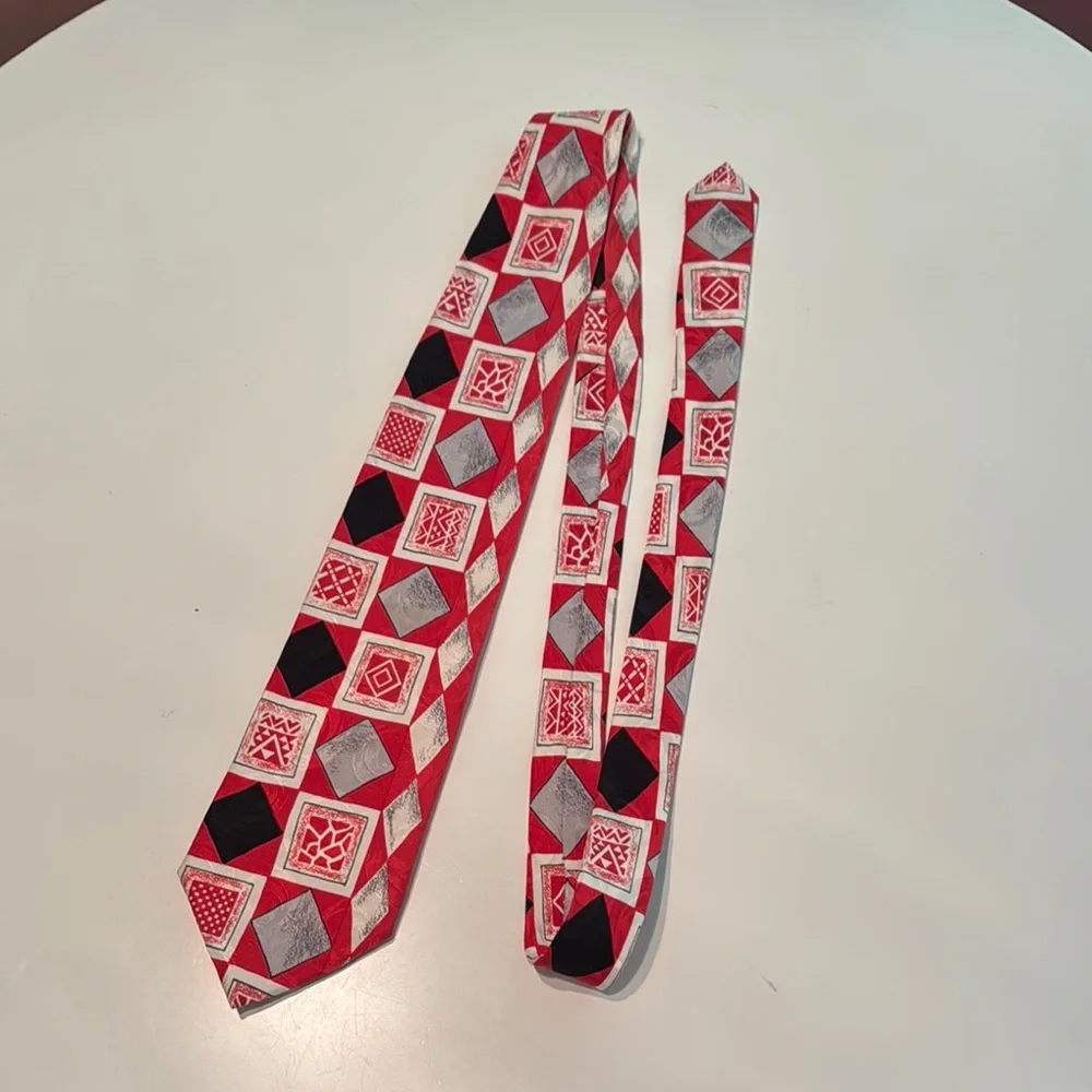 Geometric Red and Black Tie
